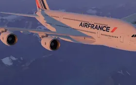 Großraumflugzeug im Reiseflug über einer Wolkendecke